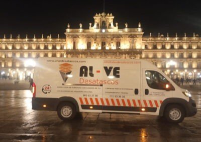 Nueva furgoneta en la Plaza Mayor de Salamanca | Al-Ve Desatascos